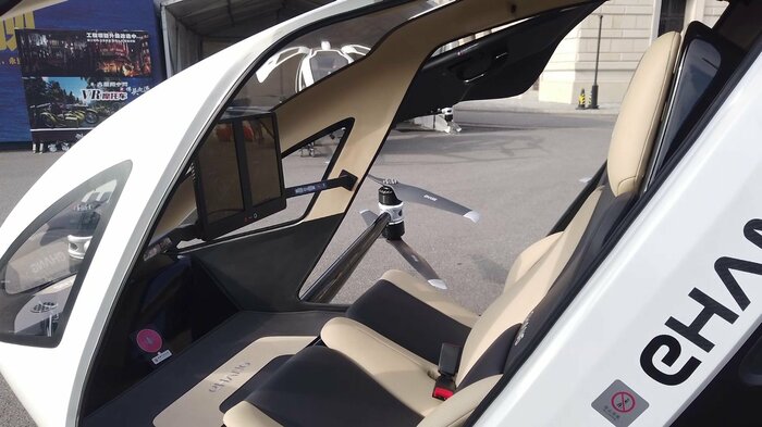 ハンドルや操縦桿はなく、モニターのみの機内