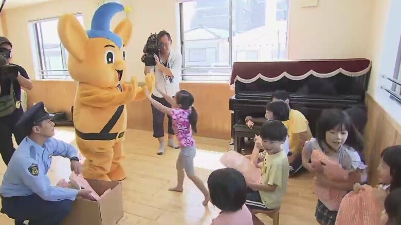 園児がお手柄！拾った財布は盗まれたものだった　窃盗犯逮捕のきっかけに　ピーポくんが感謝伝える｜FNNプライムオンライン