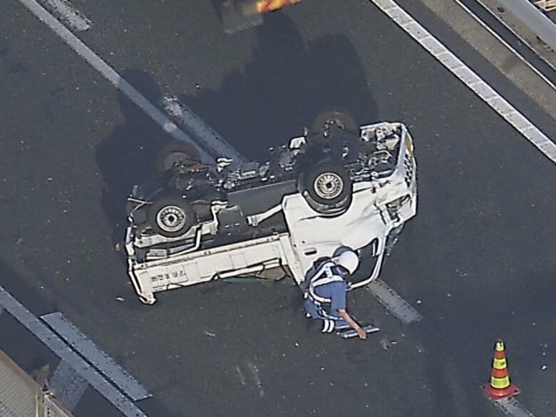 高速道路でトラックと衝突した軽トラが横転 走行車線が塞がれた影響で渋滞発生 名二環外回りの清須東IC付近｜FNNプライムオンライン