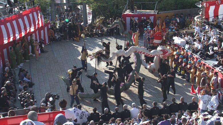 【長崎くんち開幕】諏訪町「龍踊」青龍と白龍が舞う　龍方が瞬時に入れ替わる技に「モッテコーイ」｜FNNプライムオンライン