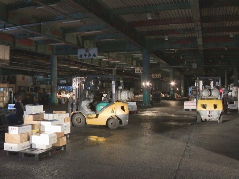 仲買人「氷と冷蔵庫何とかして」岐阜市中央卸売市場で発生した停電は一部で復旧めど立たず 青果は29日まで休場｜FNNプライムオンライン