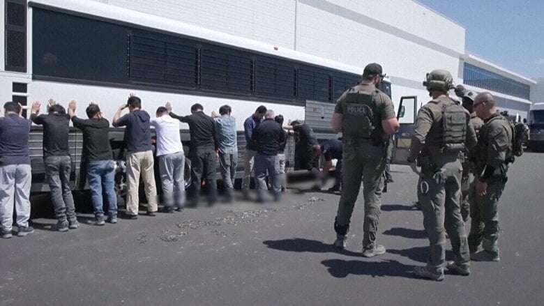 アメリカで大規模摘発された韓国企業関係者「同僚の消息が分からなくなりパニック」　トランプ政権の不法移民対策で475人拘束｜FNNプライムオンライン