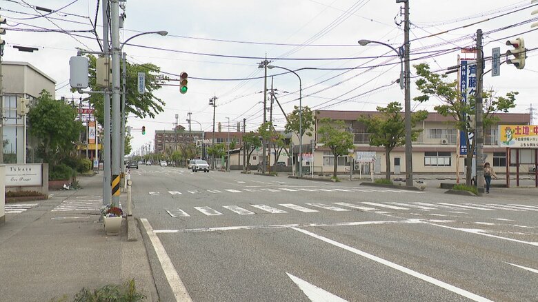 小学生が頭の骨を折る重傷　富山・高岡市の交差点で軽自動車と普通乗用車が衝突　4人が重軽傷｜FNNプライムオンライン