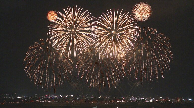 「迫力と美しさに感動」鎮魂・平和願う花火が夜空に…“長岡まつり大花火大会”多くの観客を魅了　約34万席の有料観覧席は完売　新潟｜FNNプライムオンライン