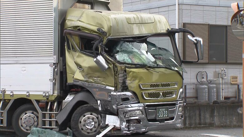 トラック2台が正面衝突し大破…2人救急搬送　車線はみ出し衝突か　山梨・笛吹市｜FNNプライムオンライン