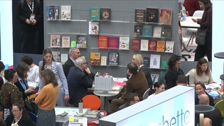 日本文学の海外ヒットの裏に翻訳家の“推し”　世界に届ける仕掛け人たち｜FNNプライムオンライン