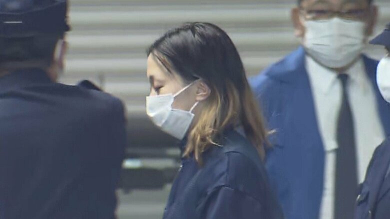 調べに対して皆川容疑者は「娘が外に出ないよう、ひもで縛った」などと供述している。