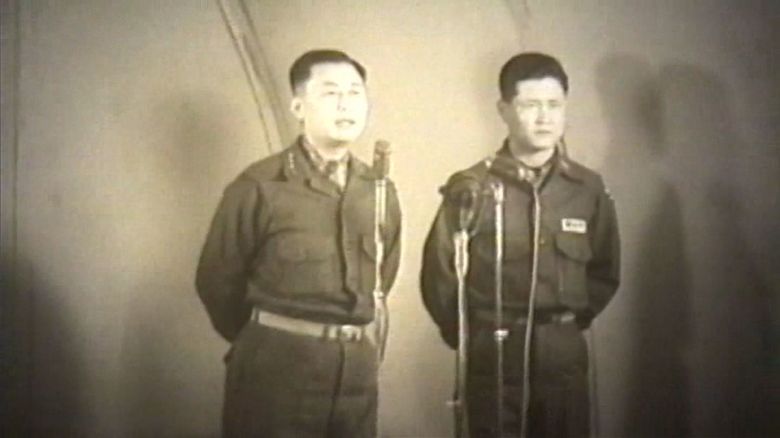 朝鮮戦争時の白氏(左)数々の激戦で功績を挙げた。