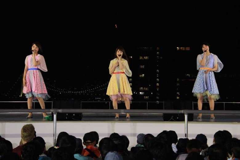 「雫の輪」を披露するNegicco @SKY STAGE 5日