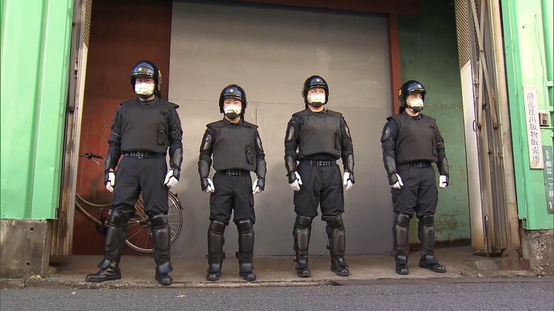 過激派に対する家宅捜索には、機動隊員も派遣される。
