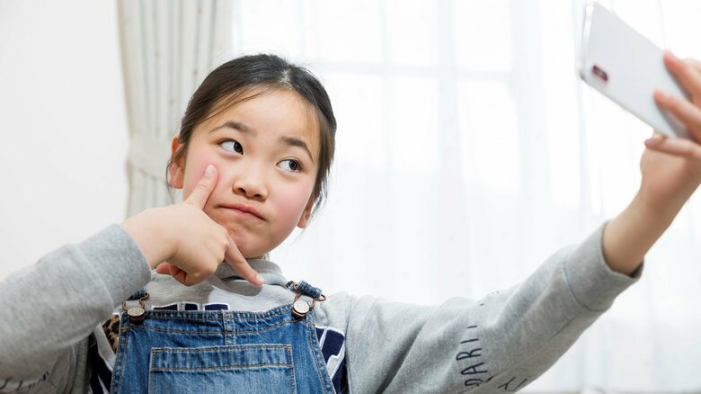 写真を送ってしまう状況を親子で考えよう（画像はイメージ）