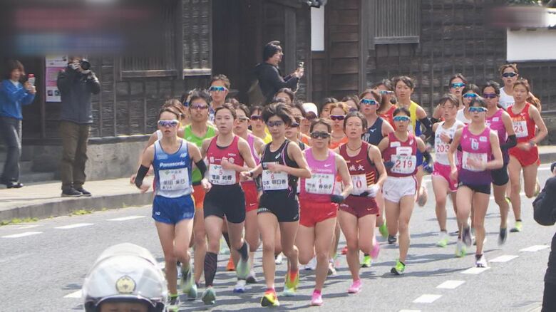 城下町のコースでランナーがしのぎを削った
