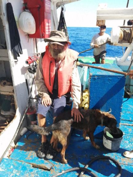 救助されたシャドックさん（54）と 愛犬のベラ