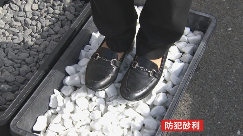 歩くとシャリシャリと大きな音が出る防犯砂利