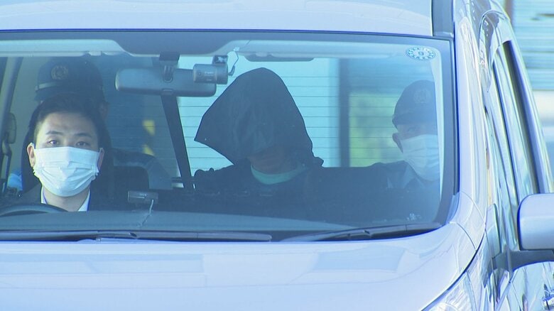 松崎容疑者（中央）　高岡警察署・18日正午頃