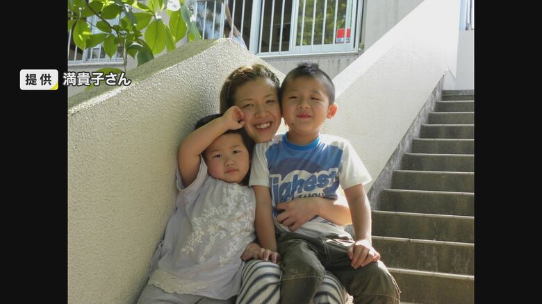 母・満貴子さんと2人の子どもたち