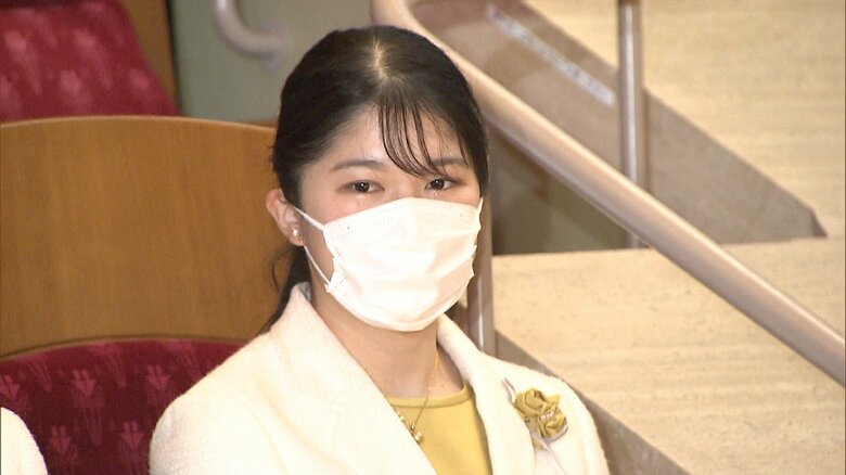 陛下のネクタイと愛子さまのワンピースはマスタード色で、色味を揃えた装いだった。