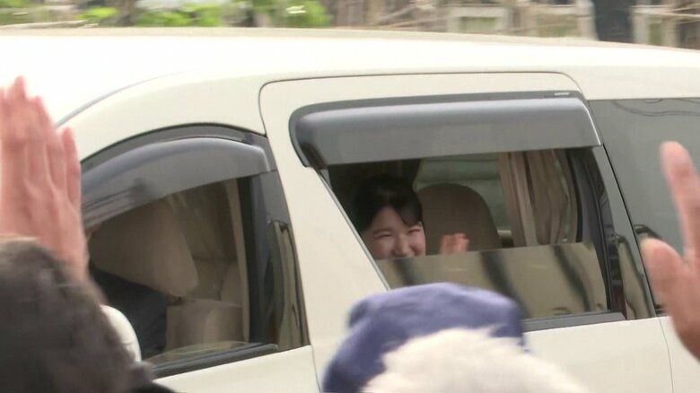 石川・七尾市の沿道で手を振って応えられる愛子さま(5月18日)