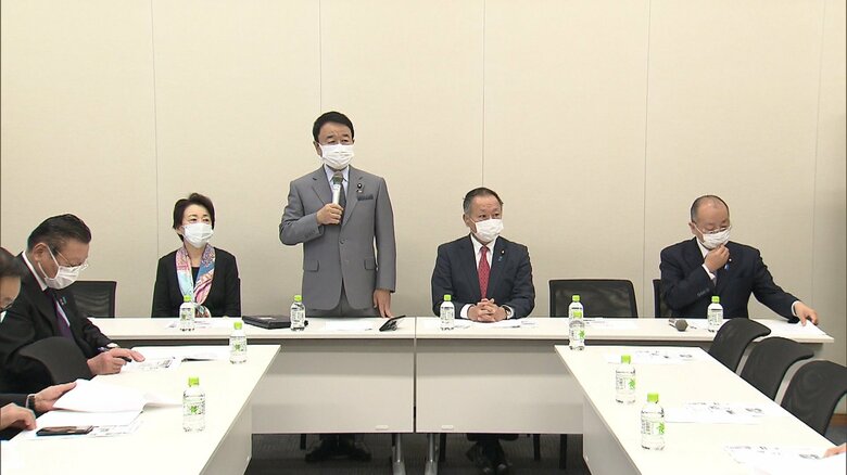 自民党・保守系議員グループ「日本の尊厳と国益を護る会」の会合