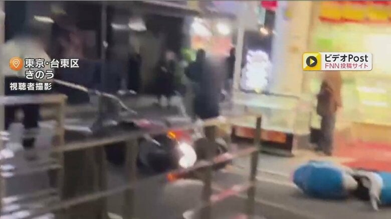 さすまたを振り回し犯人を追う従業員（画面左）