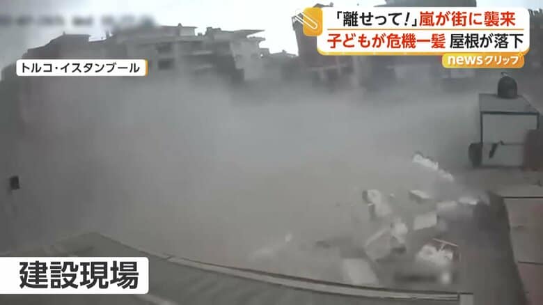 建設現場では暴風によって物が吹き飛んだ