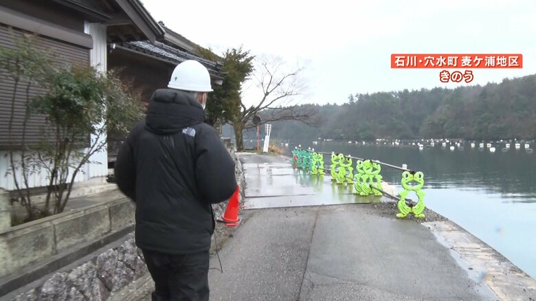 寸断されていた道路には鉄板が張られ、通行可能に