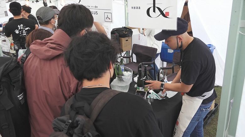 お客さんに商品を紹介する阿部さん