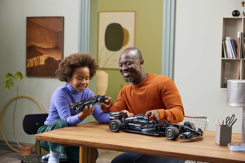 キッズ向けのレゴ(R)テクニック Mercedes-AMG F1 W14 Pull-Back（左）と、大人向けのレゴ(R)テクニック Mercedes-AMG F1 W14 E Performance（右）