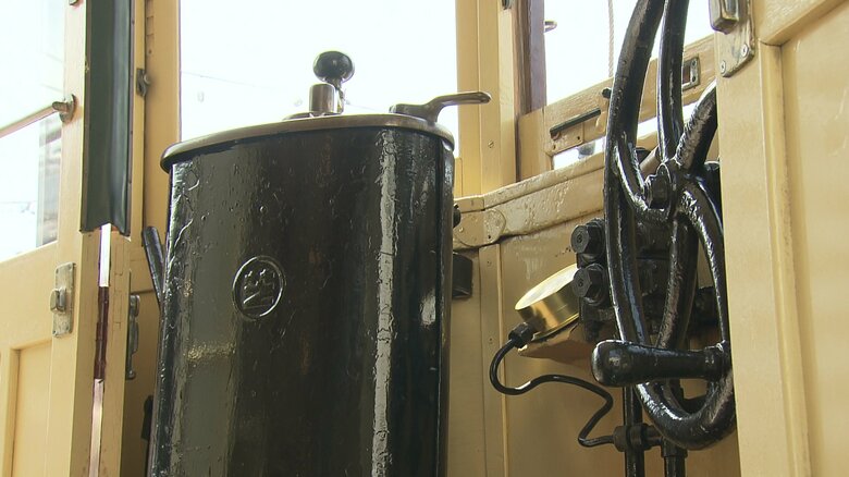レトロ感漂う車内