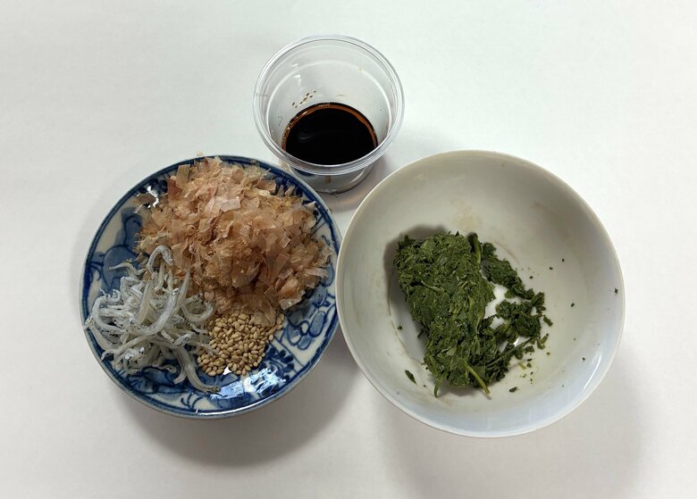 用意するのは茶殻とごま、おかか、じゃこ、醤油（特集班撮影）