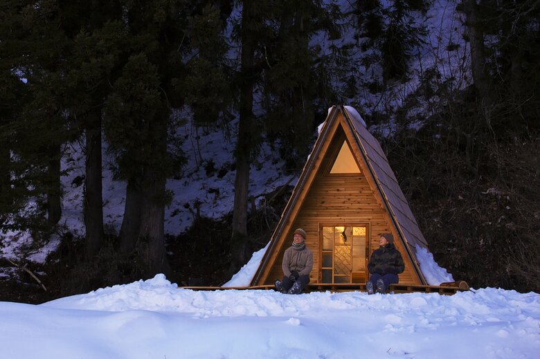 屋根が壁を兼ねる三角形の小屋は、中は広くはないもののDIYしやすい。急こう配の屋根は雪が溜まらず積雪地帯にも向いている（写真／高橋郁子）