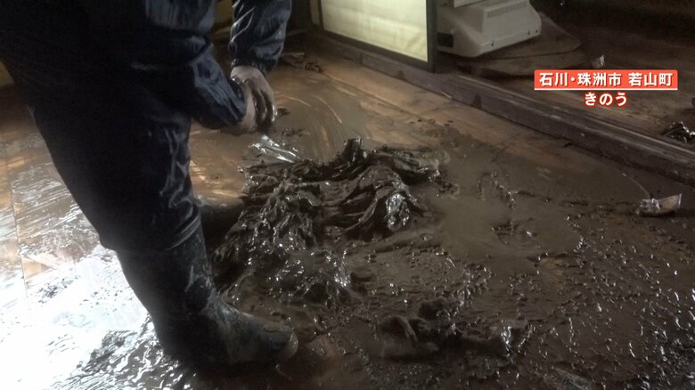 家の中に流れ込んだ大量の泥