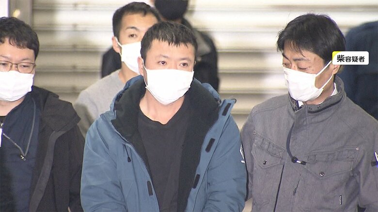 今月19日、乱闘に関わった容疑者が、次々と小岩署に連行されてきた（紫容疑者）