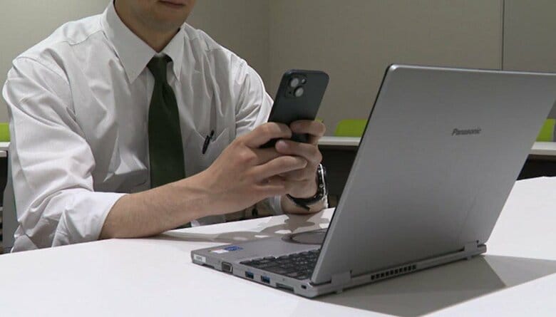 女性教師はアプリの通知に促されパソコンの画面を撮影し、投稿してしまった（画像はイメージ）