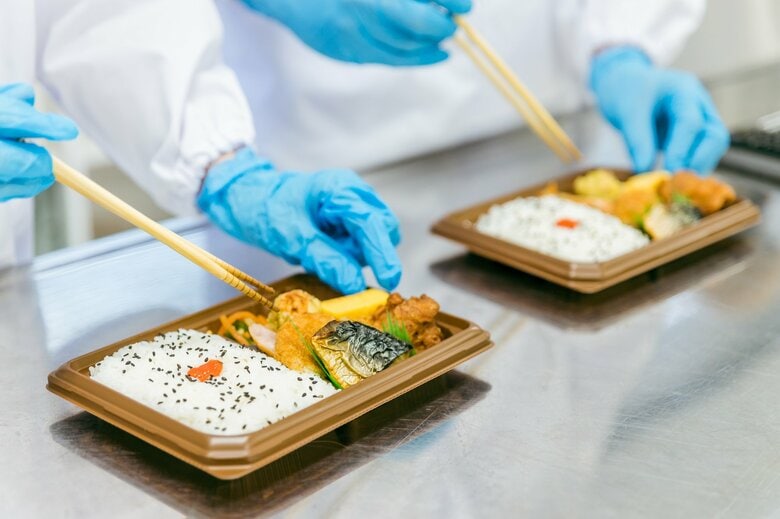 プラスチック片やビニール片は製造過程で入ってしまう場合がある（画像はイメージ）