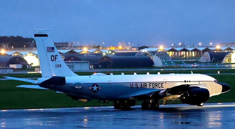 米空軍が3機しか保有していないRC-135Sコブラボール弾道ミサイル発射監視機2機が嘉手納基地に展開。胴体横の小窓の奥に高性能の赤外線センサーなどを内蔵。(撮影:久場悟氏 5月25日)