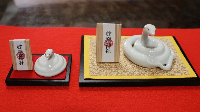 左；白蛇置物　右：大きな白蛇置物