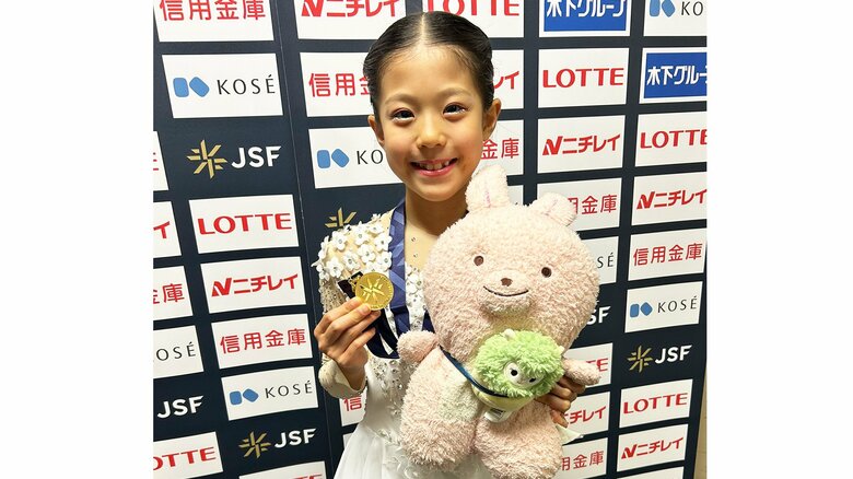 先輩の金沢純禾からプレゼントされた“すみこ”を手にする山田