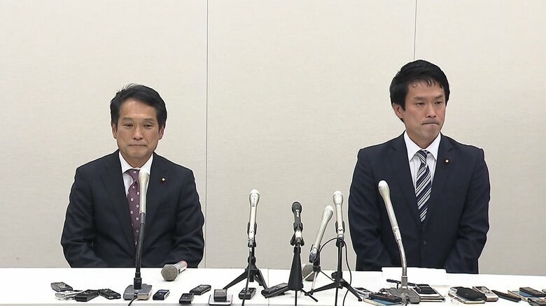 大串博志氏（左）とそろって会見する小川淳也氏（右）