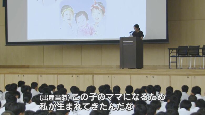博多高校（福岡市東区）で講演をする大上かおりさん