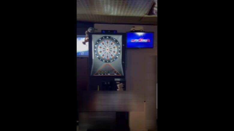 ダーツも楽しめる店内（SNSより）