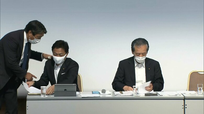 総会後に玉木代表の肩を叩く榛葉幹事長（2020年）