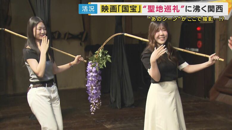 藤の花を持つ来館者