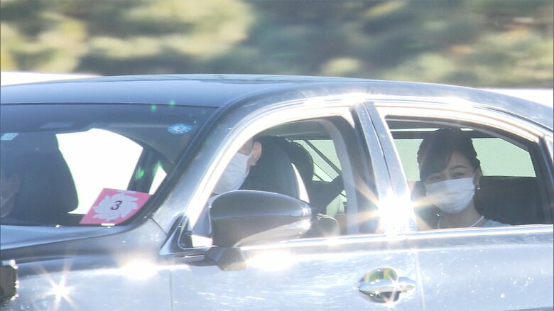 車の窓を開けて、にこやかに手を振られる佳子さまと悠仁さま