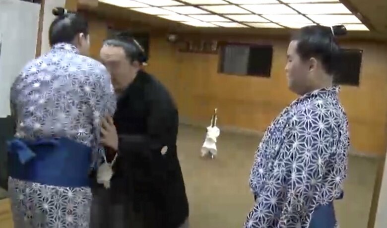 脇を締めて下から押し出す