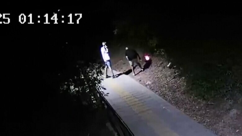 別の場所にも火を付ける様子