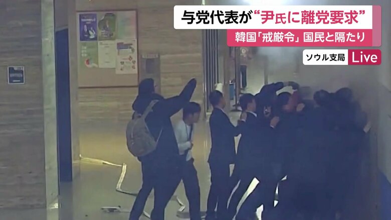 兵士に向けて消火器を噴射する国会職員ら