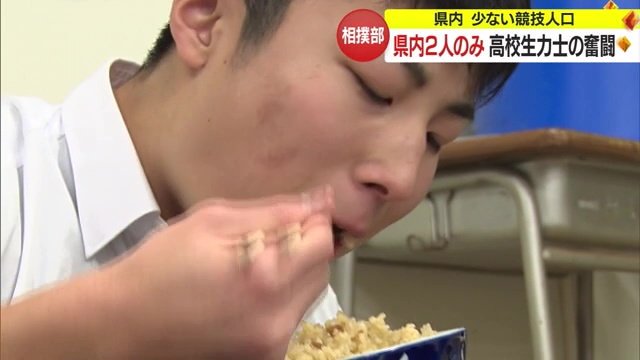 「鶏五目ご飯」を食べる1年生の板垣さん
