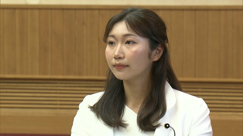 初当選して議員バッジをつけた中山議員（2023年5月）
