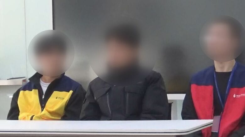 オンライン賭博中毒の実態を語る15歳の少年（中央）